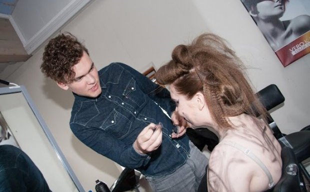 Alexander Kristjánsson spáir í spilin.