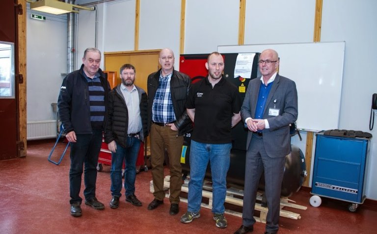 Frá afhendingu loftdælunnar.