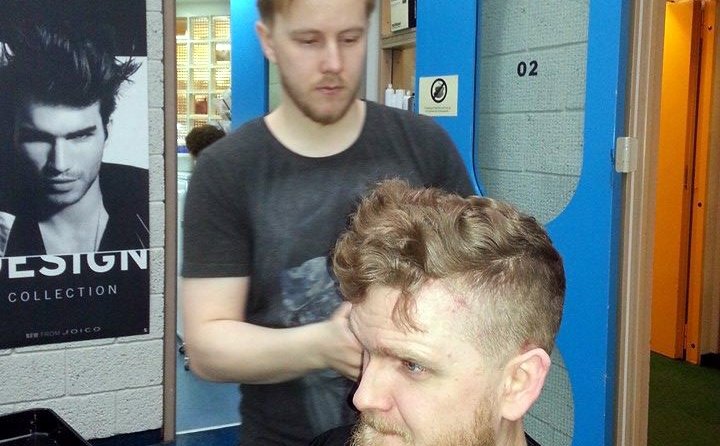 Kennslustund í hársnyrtideild. Af FB-síðu hennar.