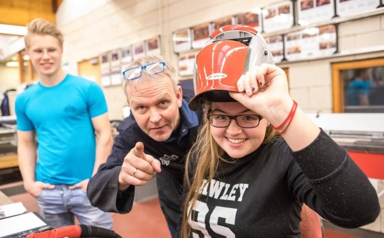 Í suðuherminum á málmiðnaðarbraut.