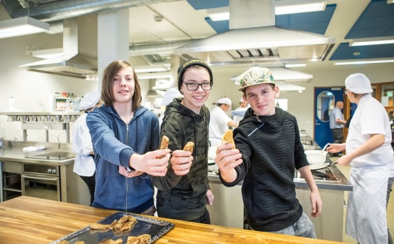 Hæstánægðir grunnskólanemar með pönnukökurnar.