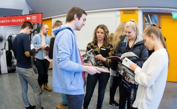 Spáð og spekúlerað á háskólakynningu.