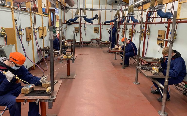 Tveggja metra reglan í heiðri höfð í málminum.