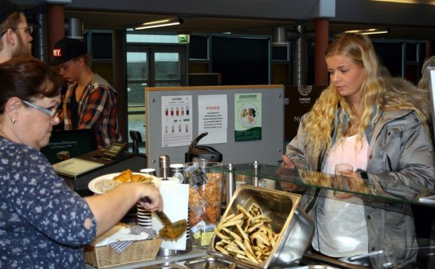 Afgreiðsla á mat í mötuneytinu í VMA.