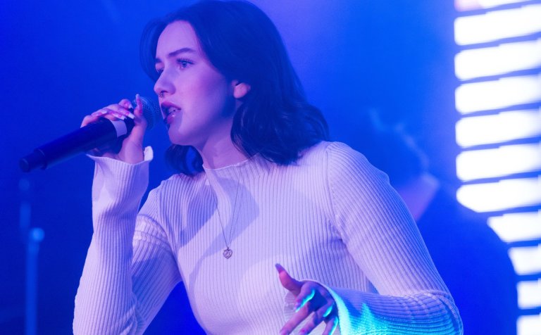 Birna Karen Sveinsdóttir syngur hér til sigurs í Sturtuhausnum í nóvember sl. Mynd: Árni Már Árnason…