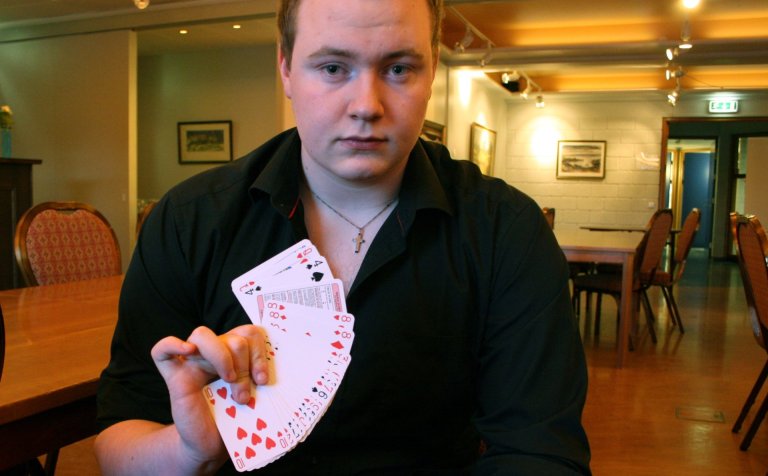 Guðmundur Sverrisson galdramaður með spilastokkinn