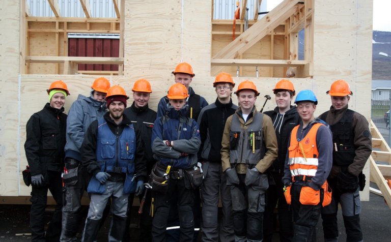 Stoltir annars árs nemar við sumarbústaðinn.