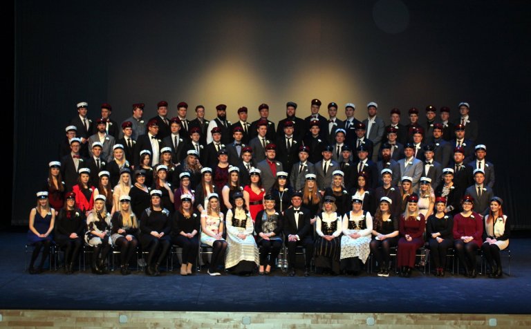 Útskriftarhópurinn að lokinni brautskráningu í dag