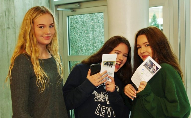 Hressar stelpur úr Naustaskóla í VMA í dag.