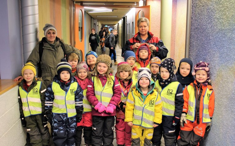 Krakkarnir frá Hólmasól með kennurum sínum.