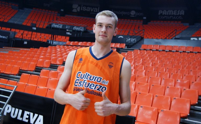 Tryggvi Snær í keppnishöllinni í Valencia.