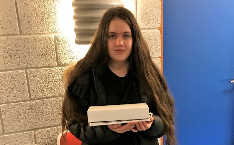 Emilía Marín með spjaldtölvuna.