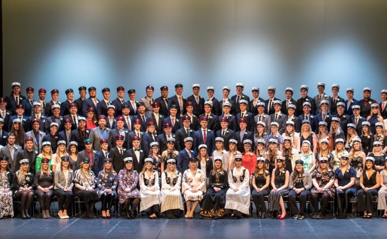 Nemendahópurinn að lokinni brautskráningu í dag.