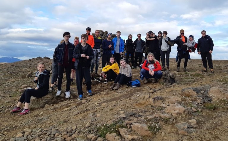 Göngugarpar við Skólavörðu í Vaðlaheiði.