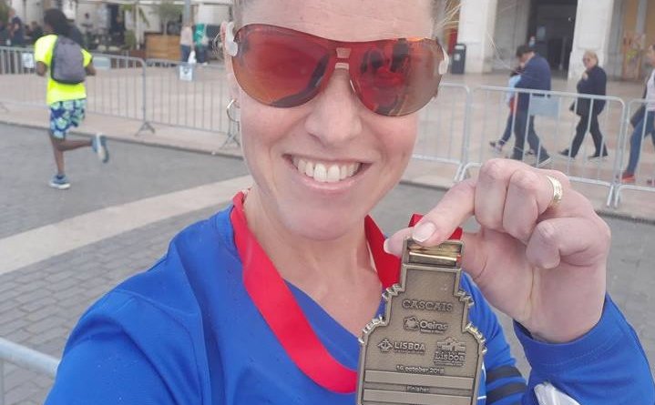 Anna Berglind með verðlaunapeninginn í Lissabon.