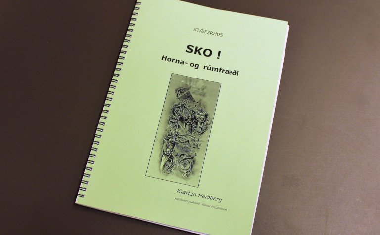 Endurútgefin kennslubók Kjartans með QR-kóðum.