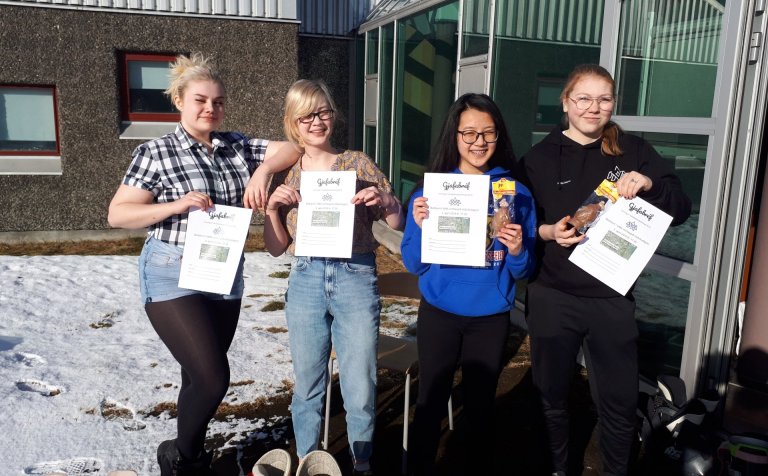 Fjórir skíðaklossahlauparar með viðurkenningar.