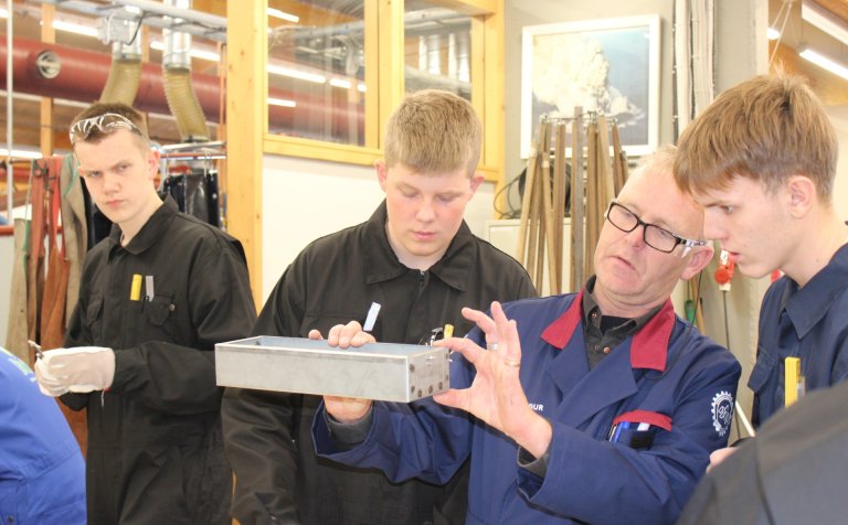 Grunndeildarnemar og Hörður brautarstjóri.