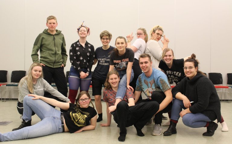 Leikhópurinn í Tröllum á æfingu.