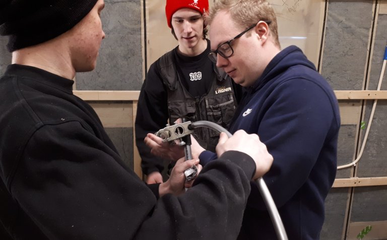 Nemendur í pípulögnum leggja á ráðin.