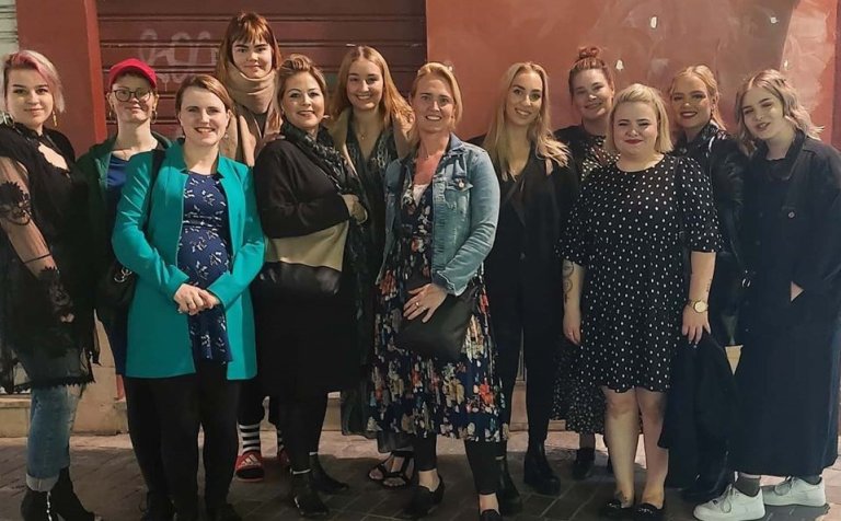 Nemendur og kennarar í hársnyrtiiðn í Malaga.