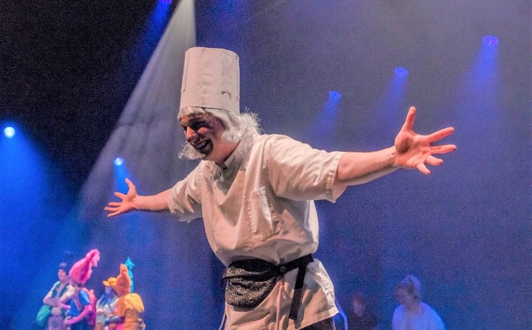 Örn Smári Jónsson á sviðinu i Hofi í Tröllum.