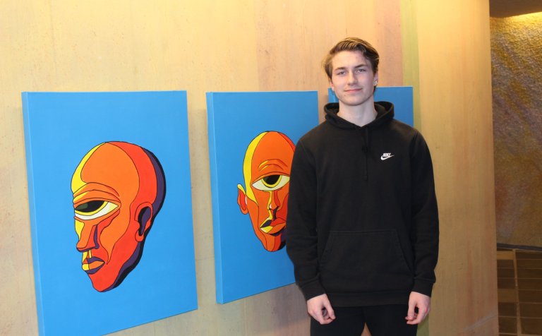 Viktor Hugi Júlíusson við akrýlverkið sitt í VMA.