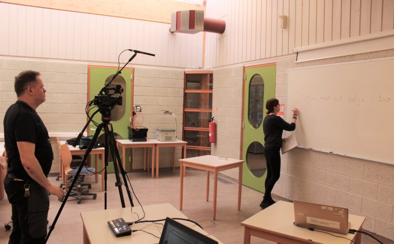 Hilmar og Inga taka upp stærðfræðimyndbönd.