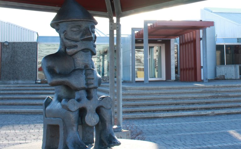 Brautskráningarskírteini verða afhent í Gryfjunni.