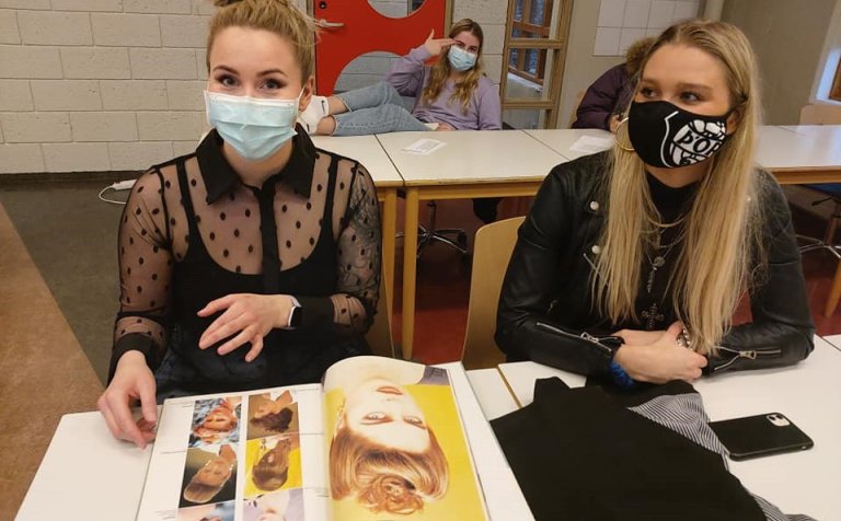 Með grímurnar á lofti og klárar í kynningarnar.