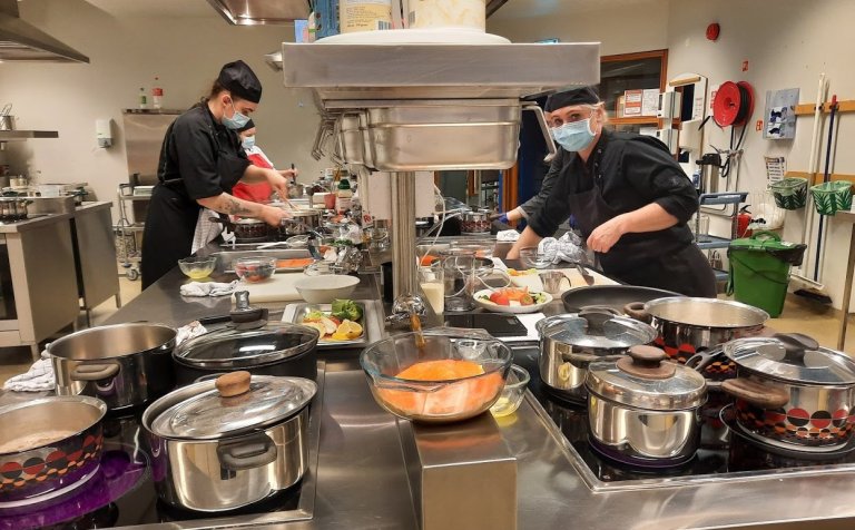 Allt á fullu í fagprófinu í eldhúsi matvælabrautar