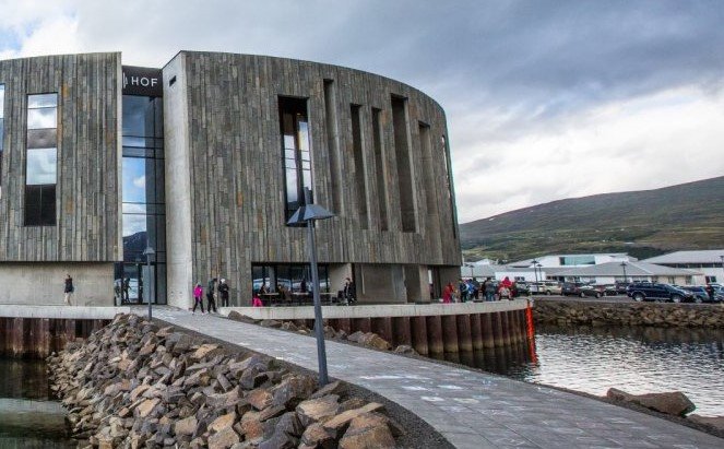 Brautskráningin er í Menningarhúsinu Hofi.