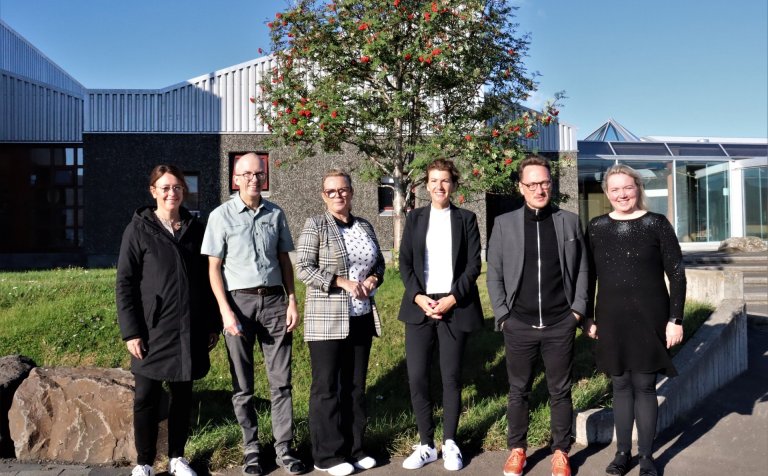 Fulltrúar skólanna fyrir utan VMA.