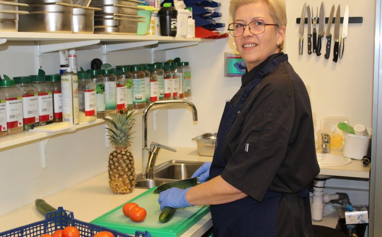 Anna Björk Ívarsdóttir í eldhúsinu í Norðlenska.