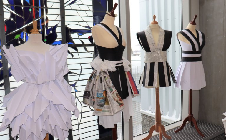 Skemmtilegar útfærslur á pappírskjólum.