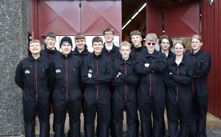 Nokkrir grunndeildarnemanna í nýju göllunum.