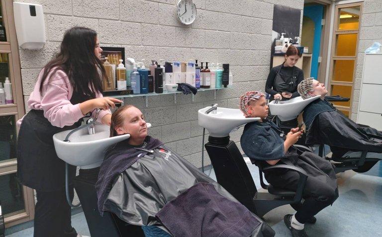 Verklegur tími á haustönn í hársnyrtideild VMA.