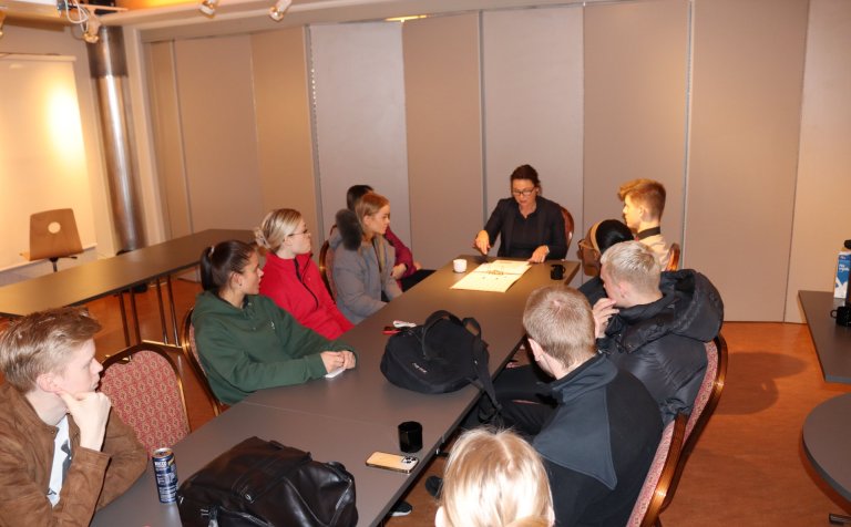 Heba Finnsdóttir í kennslustund með nemendum.