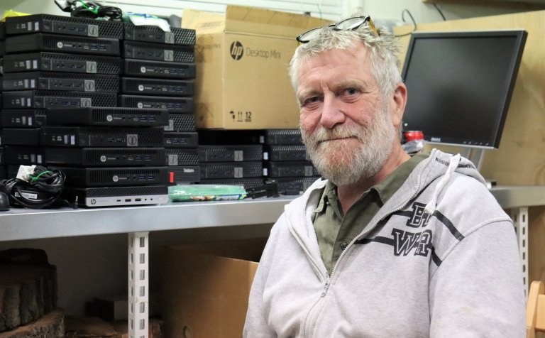Adam með nokkrar af VMA-tölvunum sér við hlið.