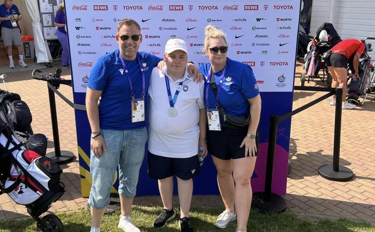 Anton Orri með foreldrum sínum, Þóroddi Hjaltalín og Önnu Dögg Sigurjónsdóttur.