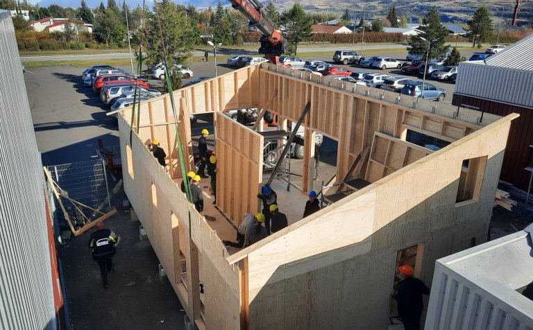Síðustu veggeiningunni komið á sinn stað.
