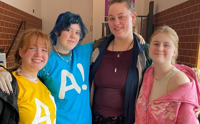 Hluti nemendanna af listnáms- og hönnunarbraut VMA sem störfuðu í kringum A Gjörningahátíðina á Akur…