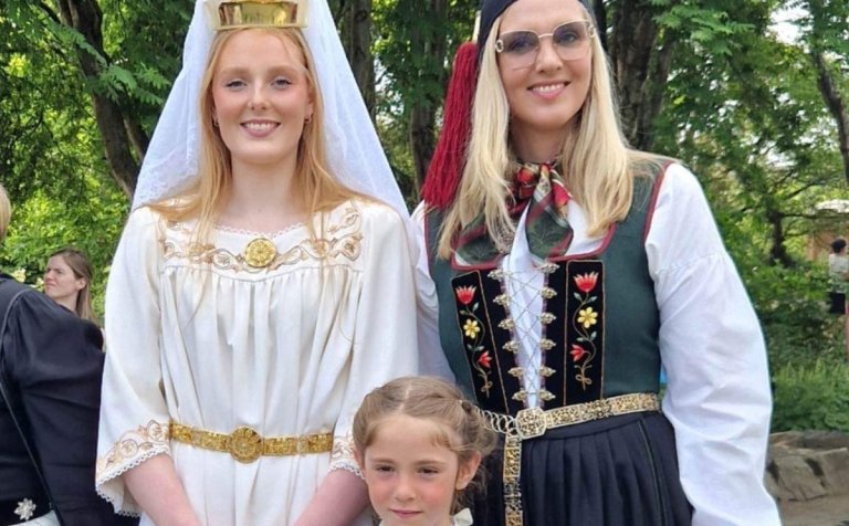 Fjallkonan Ylfa Rún Arnarsdóttir með bæjarstjóranum Ásthildi Sturludóttur. Með þeim er dóttir Ásthil…