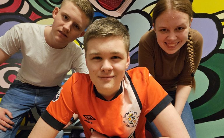 Gettu betur lið VMA 2024 - frá vinstri Guðmar Gísli, Viktor Helgi og Theodóra Tinna. Mynd: Baldur Sv…