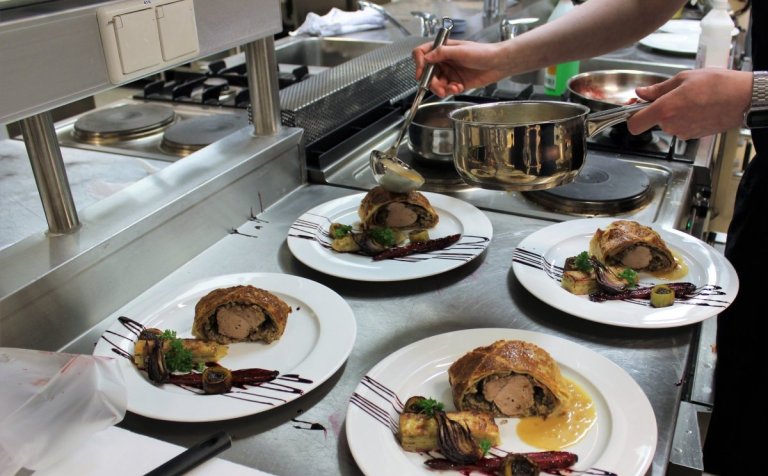 Nám í matartækni er kennt í fimm helgarstaðlotum og er kennslan bæði bókleg og verkleg.