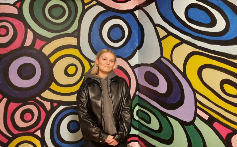 Svanhvít Líf Bjarnadóttir í akrílinnsetningu sinni.