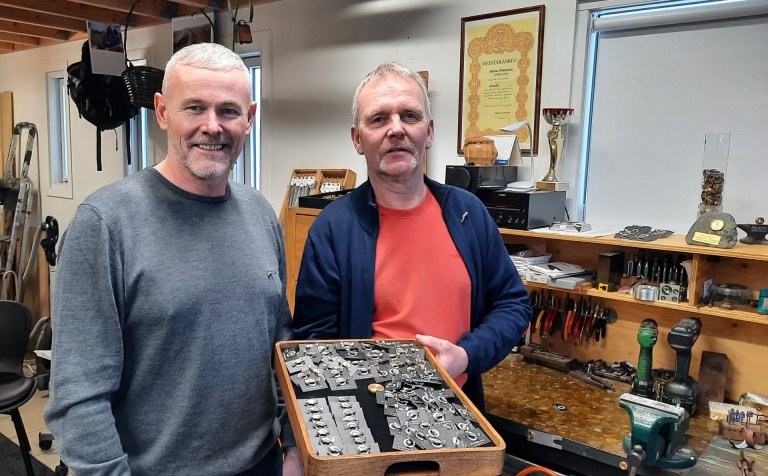 Guðmundur H. Hannesson, framkvæmdastjóri Frosts, og Hörður Óskarsson með myntmotturnar sem hann smíð…