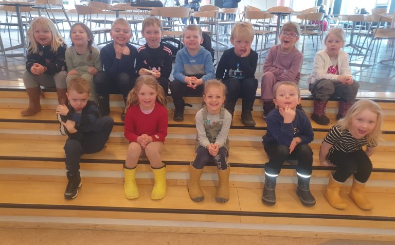 Glaðhlakkalegir Tröllaborgakrakkar í Gryfjunni. Mynd: Helga Júlíusdóttir.