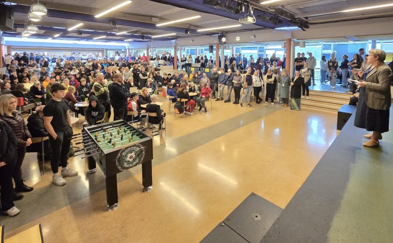 Nýnemar og forráðamenn þeirra í Gryfjunni í gær. Hér fer Sigríður Huld Jónsdóttir skólameistari yfir…