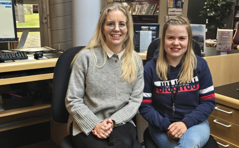 Þær standa vaktina á bókasafninu - Hanna Þórey Guðmundsdóttir (t.v.) og Dagný Hulda Valbergsdóttir.
